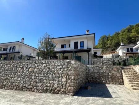 Villa Zum Verkauf In Marmaris Çetibeli Nachbarschaft Mit 3 Schlafzimmern Und 3 Bädern In Einem Komplex Mit Freistehendem Garten Und Swimmingpool Mit Waldblick