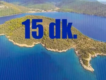 Die Zum Verkauf Stehende Insel Im Golf Von Gökova Im Bezirk Marmaris Hat Eine Grundstücksfläche Von 365000M2 Und Es Befindet Sich Ein Eingetragenes Haus Darin.