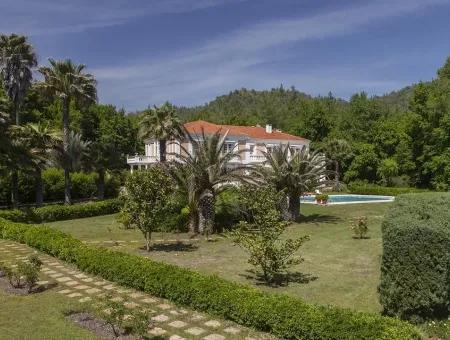 In Einer Entfernung Von 10 Km Vom Zentrum Von Marmaris, Gebaut Mit Französischer Architektur Bauernhaus Ist Zum Verkauf.