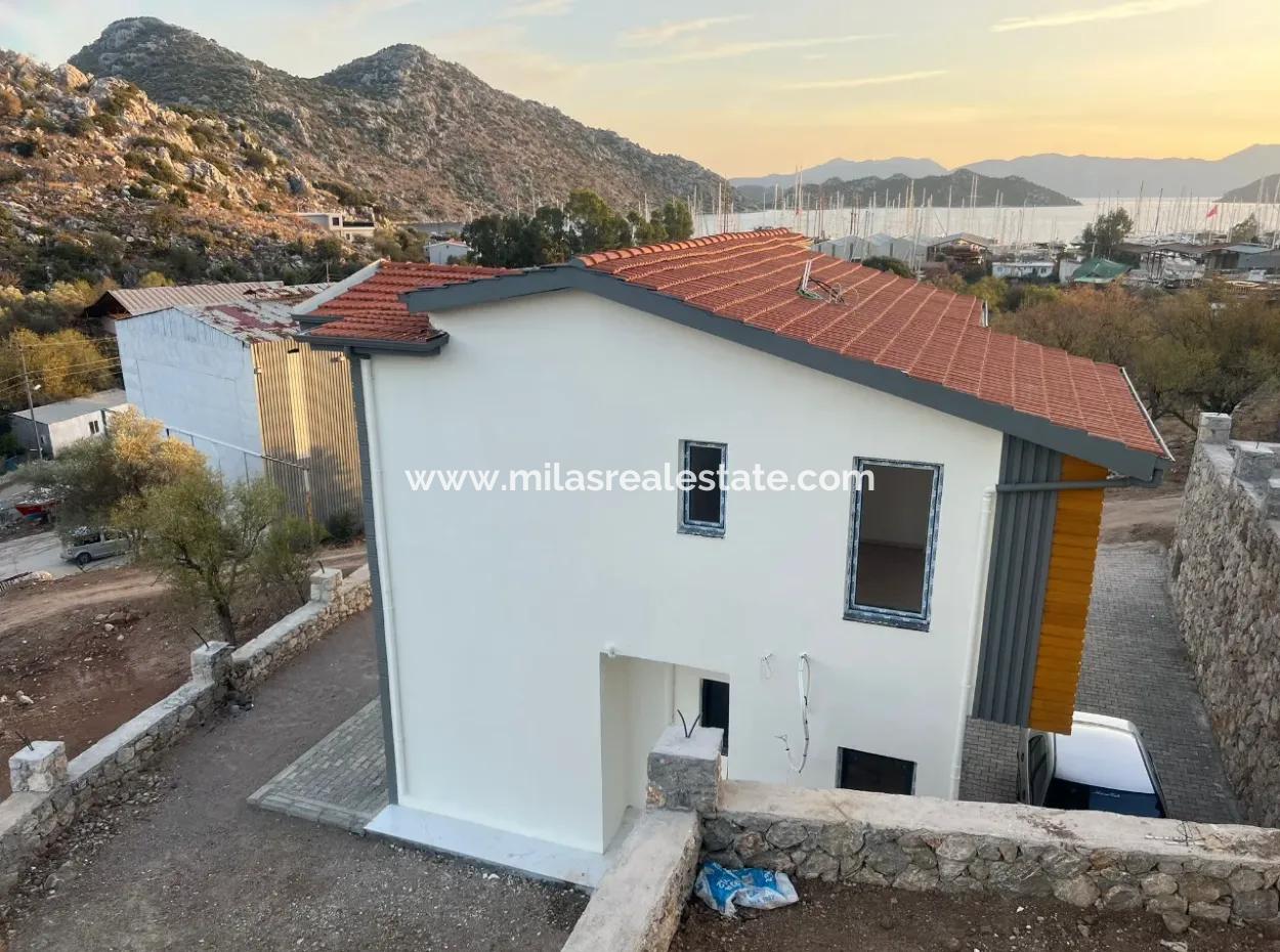 Marmaris Bozburun Mahallesinde Deniz Manzaralı Tam Müstakil Bahçeli Otoparklı Satılık Villa