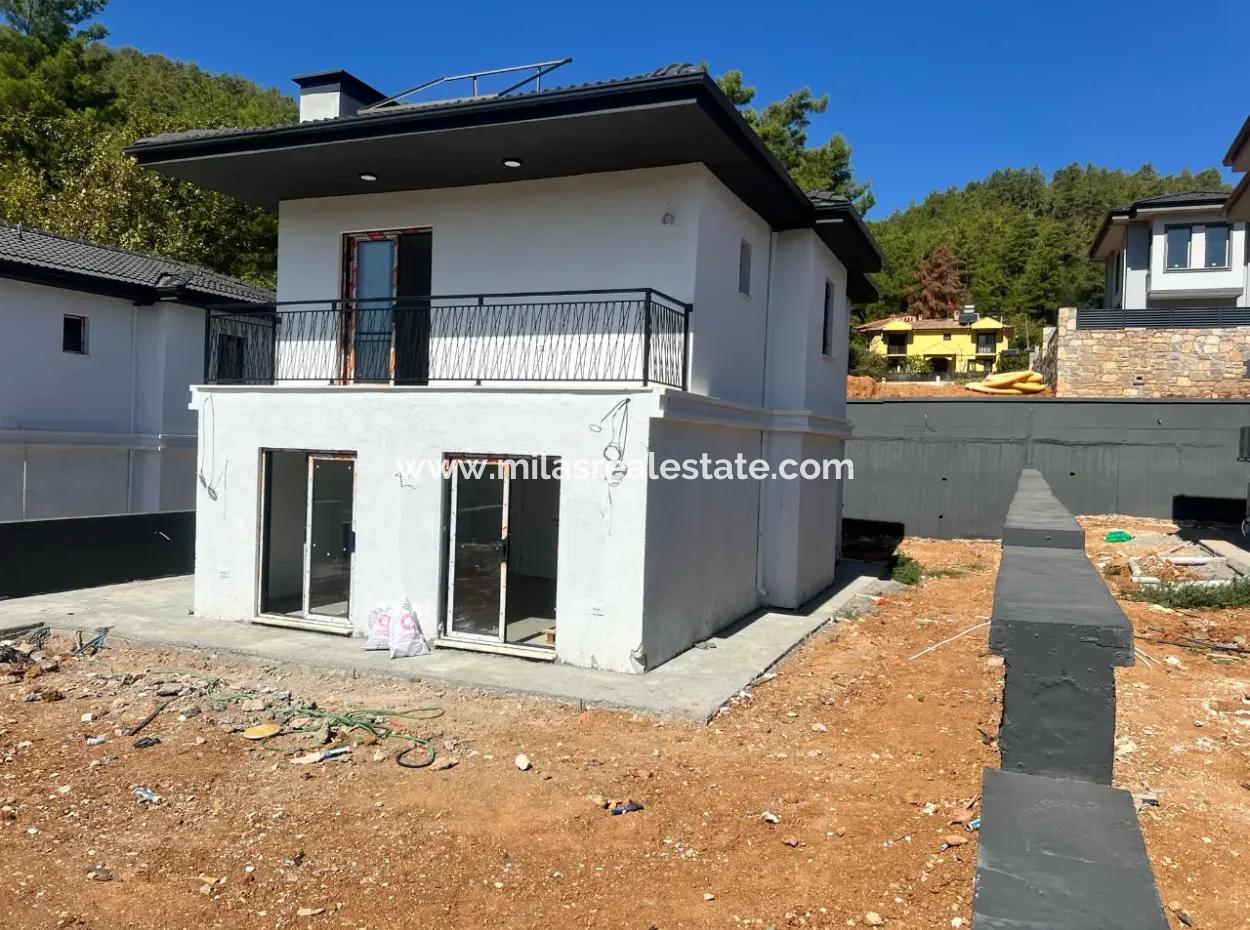 Marmaris Çetibeli Mahallesi Tam Müstakil Yüzme Havuzlu 400M2 Arsa İçerisinde 3 Oda 3 Banyo 160M2 Satılık Orman Manzaralı Villa