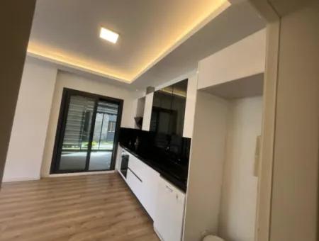 Marmaris Merkezinde Şık Site İçerisinde Giriş Kat Bahçeli Lüks 3 Oda 1 Salon Otoparklı Satılık Daire